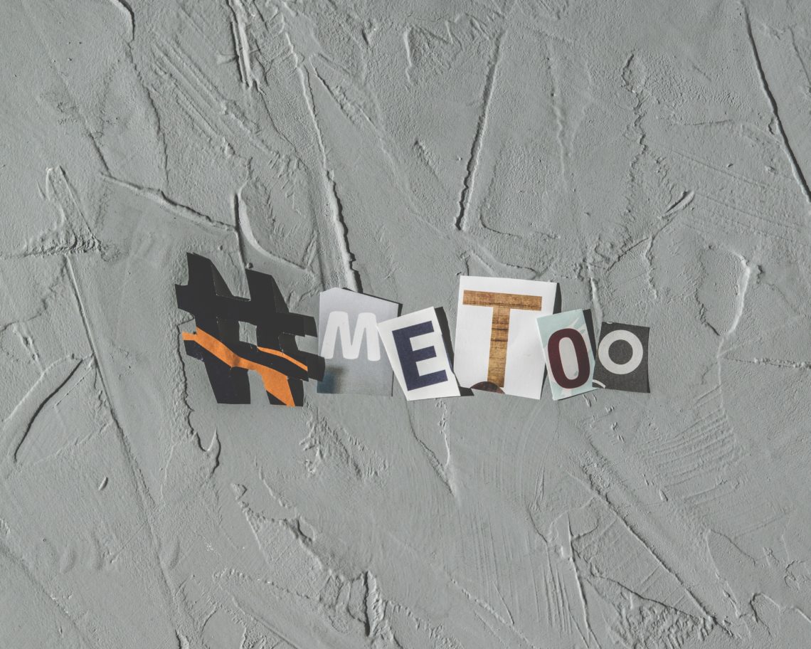 Parede cinza com colagem do movimento #metoo