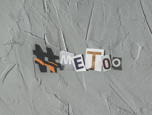 Parede cinza com colagem do movimento #metoo