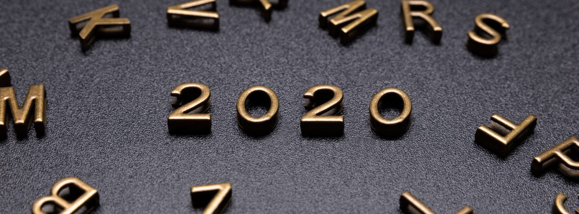 o ano de 2020 em números dorados em um fundo preto. Com letras douradas espalhadas.